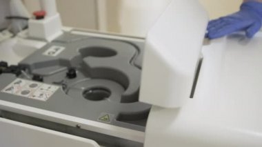 Kız doktor MRI montajı için radyoaktif kapsül taşıyor.