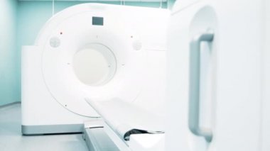 Modern MRI makinesi olan parlak oda