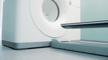 Modern MRI makinesi olan parlak oda