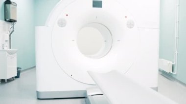 Modern MRI makinesi olan parlak bir oda. Döndürme görünümü