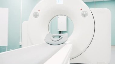 Modern MRI makinesi olan parlak oda