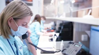 Sağlık Merkezi 'ni ara. Telefondaki Mutlu Doktor