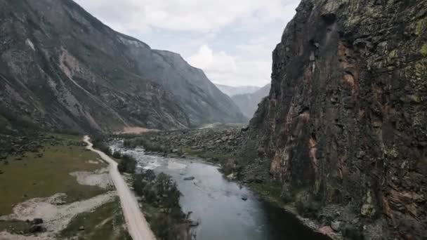 青い水の川と強制的な山々の風景です。ドローン映像 — ストック動画