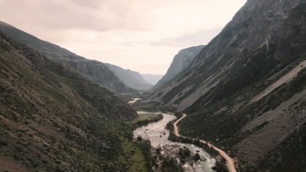 Malerischer Blick auf das blaue Wasser Fluss und mächtige Berge. Drohnenaufnahmen — Stockvideo