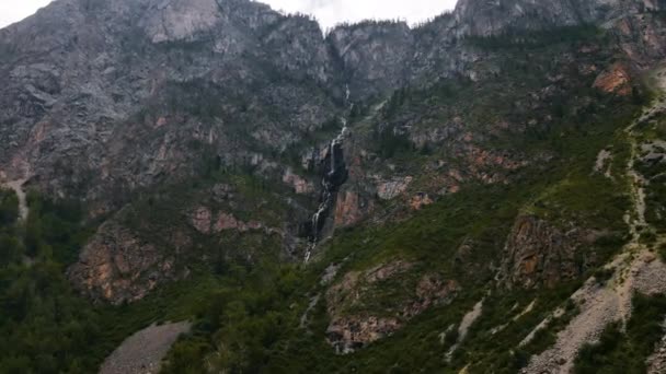 夏のアルタイの岩の中の滝 — ストック動画