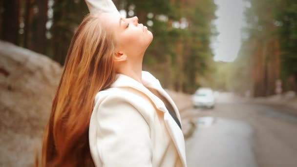 Осінній портрет щасливої і красивої кавказької дівчини в лісі з золотим волоссям. — стокове відео
