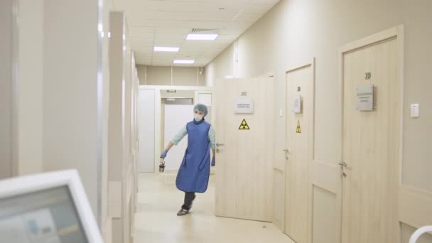 Fille médecin porte une capsule radioactive pour l'installation d'une IRM — Video