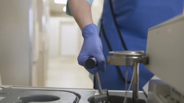 Dívka doktor nese radioaktivní kapsli pro instalaci MRI — Stock video