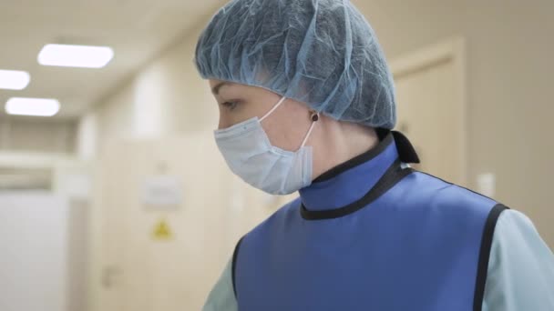 Menina médico dirige dados em uma máquina para dosagem de radiação — Vídeo de Stock