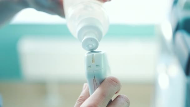 Ultrazvuk ruka drží ultrazvukové sondy a spojovací gel připravit k diagnostice — Stock video