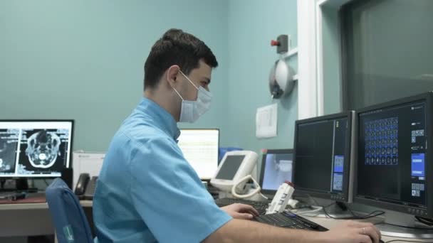 L'operatore della risonanza magnetica esegue la procedura per la scansione del cervello dei pazienti — Video Stock
