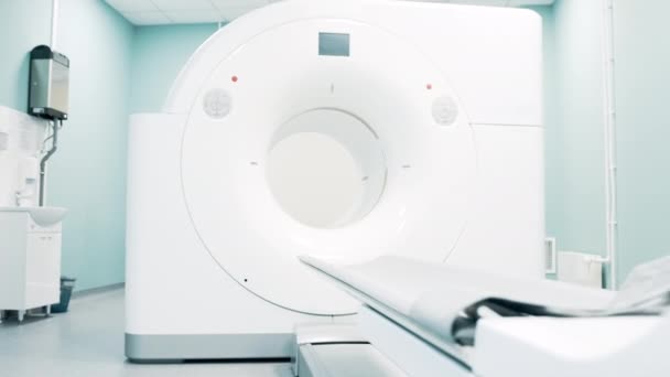 Bright room with modern MRI machine — Stock Video