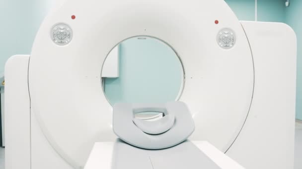 Светлая комната с современной МРТ-машиной — стоковое видео