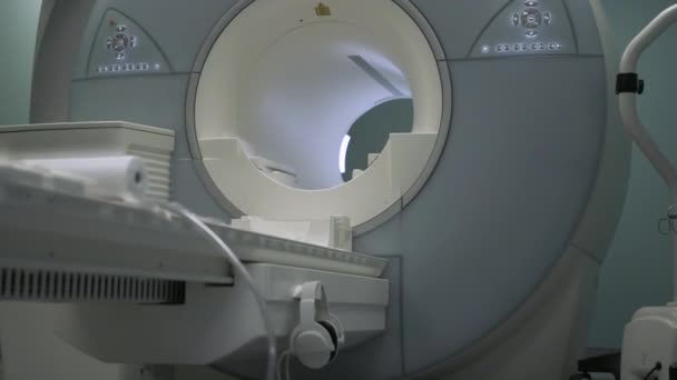 Lichte kamer met moderne CT-scan machine — Stockvideo