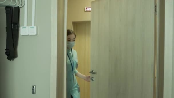 Прекрасный молодой врач открывает дверь в лаборатории — стоковое видео
