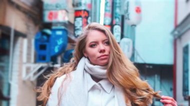 Slav görünümlü bir kız. Japon mahallesinde portre çekimi. Arka planda Japonca semboller