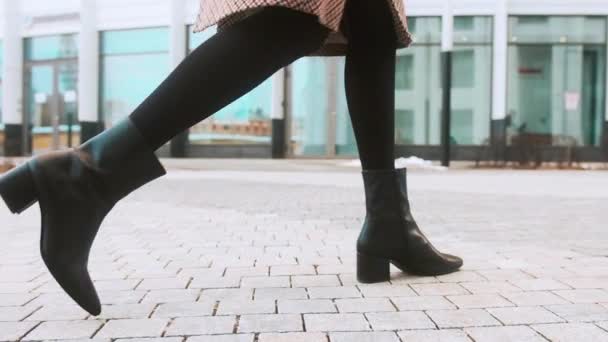 Close up shoes legs of businesswoman walking in modern city hurry time. Business concept. Asian hieroglyph on the pavement — стоковое видео