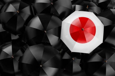 Siyah şemsiyeler arasında Japon bayrağı taşıyan şemsiye, üst manzara. 3B görüntüleme