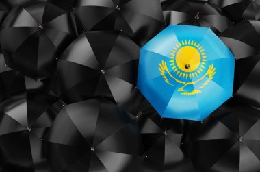 Siyah şemsiyeler arasında Kazak bayrağıyla şemsiye, üst manzara. 3B görüntüleme