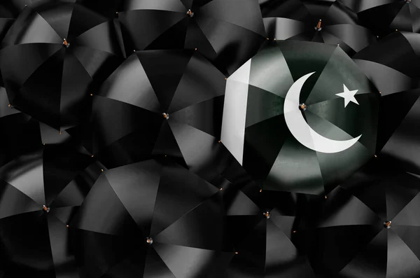 Parasol Pakistańską Flagą Wśród Czarnych Parasoli Widok Góry Renderowanie — Zdjęcie stockowe