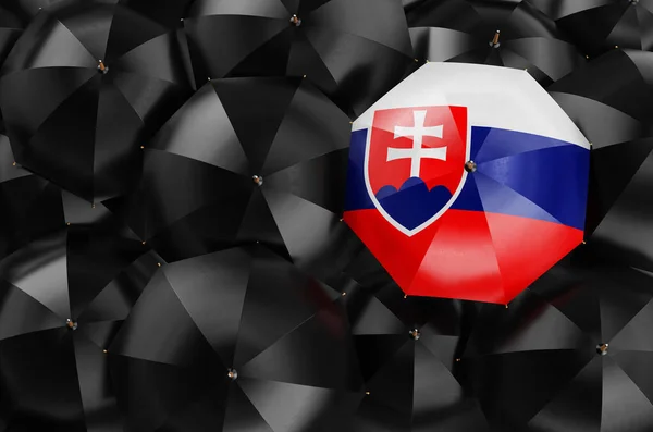 Parasol Słowacką Flagą Wśród Czarnych Parasoli Widok Góry Renderowanie — Zdjęcie stockowe