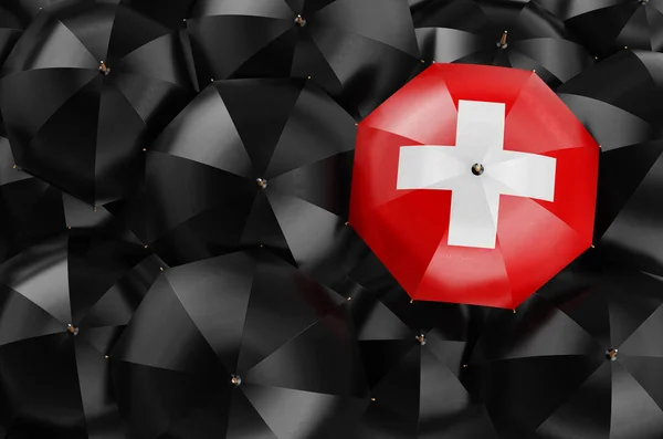 Parasol Szwajcarską Flagą Wśród Czarnych Parasoli Widok Góry Renderowanie — Zdjęcie stockowe