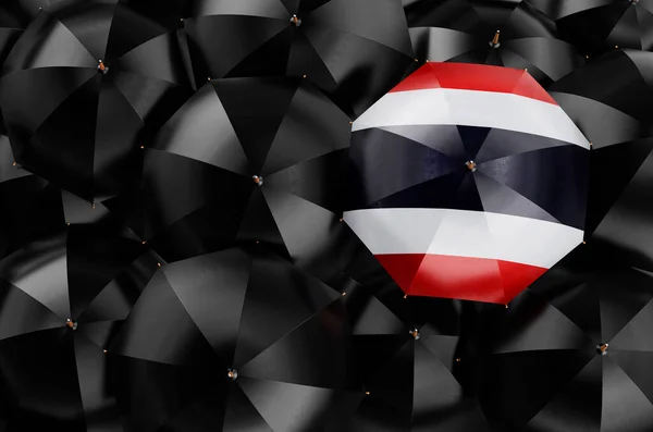 Parasol Tajską Flagą Wśród Czarnych Parasoli Widok Góry Renderowanie — Zdjęcie stockowe