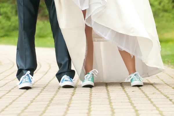 Menyasszony és a vőlegény láb — Stock Fotó