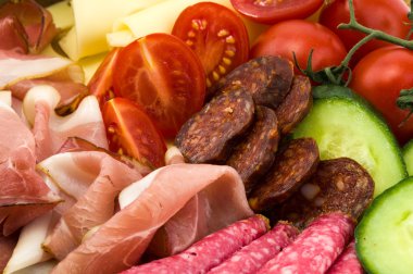 soğuk yemekler ve tabakta sebze