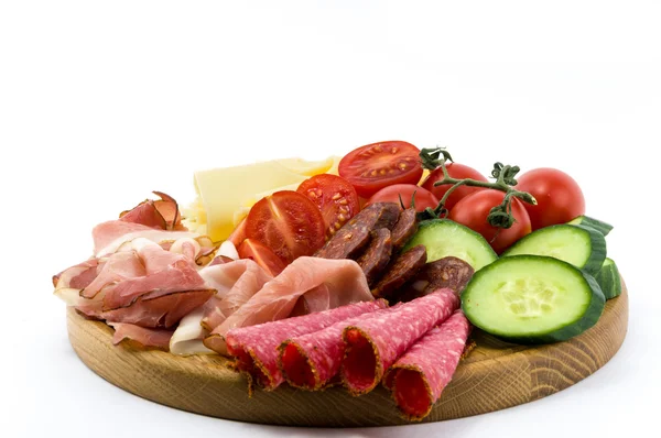 soğuk yemekler ve sebze ahşap plaka üzerinde