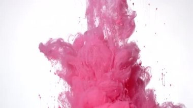 Beyaz arka planda pembe suluboya mürekkep. Olağanüstü havalı soyut bir arka plan. Ekran koruyucu, rahatlatıcı meditasyon arka planı. Suyun içindeki renkli akrilik boyaların yavaş hareketi.