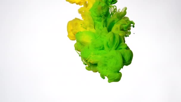 Żółty Zielony Tusz Akwarelowy Wymieszany Wodzie Białym Tle Abstrakcyjne Tło — Wideo stockowe
