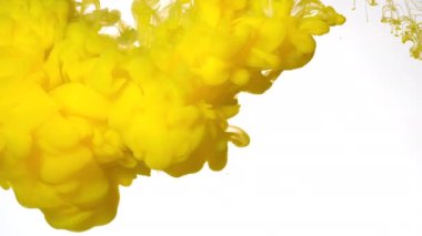 Beyaz arka planda sarı suluboya mürekkep. Güzel soyut bir arka plan. Ekran koruyucu, rahatlatıcı meditasyon arka planı. Suyun içindeki renkli akrilik boyaların yavaş hareketi.