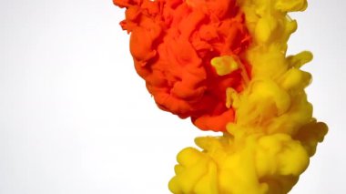 Beyaz arka planda suya karıştırılmış turuncu ve sarı suluboya mürekkep. Soyut arkaplan. Ekran koruyucu, rahatlatıcı meditasyon arka planı. Suyun içindeki renkli akrilik boyaların yavaş hareketi.