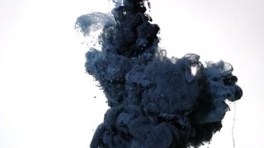 Beyaz arka planda suya karışmış gri-mavi ve siyah suluboya mürekkep. Uzay soyut arkaplanı. Ekran koruyucu, rahatlatıcı meditasyon arka planı. Suyun içindeki renkli akrilik boyaların yavaş hareketi.