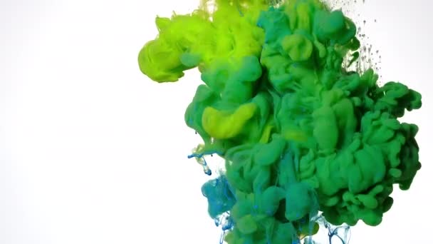 緑と青の水彩水に白の背景に混合インク 水に着色されたアクリル絵具の遅い動き 抽象的な背景 スクリーンセーバー リラックスした瞑想的な背景 — ストック動画