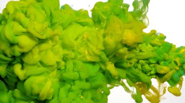 Suda yeşil ve sarı mürekkep damlaları. Suda renkli akrilik boya. Beyaz zemin üzerinde yeşil ve sarı suluboya mürekkep. Beyaz arka planda yeşil mürekkep bulutu. Soyut arkaplan.