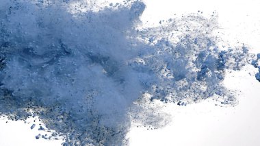 Soyut arkaplan. Suya mavi mürekkep damlaları. Suda renkli akrilik boya. Açık mavi suluboya mürekkep ve beyaz bir arka plan. Beyaz arkaplanda mavi mürekkep bulutu.