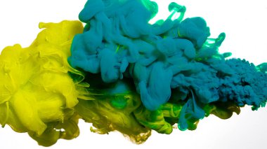 Suda renkli akrilik boya. Beyaz zemin üzerinde yeşil ve sarı suluboya mürekkep. Beyaz arka planda yeşil mürekkep bulutu. Soyut arkaplan. Suda yeşil ve sarı mürekkep damlaları.