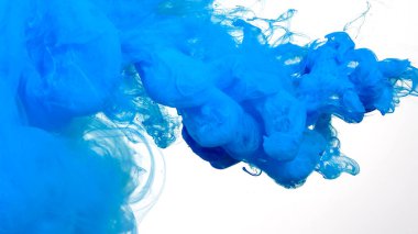 Soyut arkaplan. Suya mavi mürekkep damlaları. Suda renkli akrilik boya. Beyaz arka planda suda mavi suluboya mürekkep. Beyaz arkaplanda mavi mürekkep bulutu.