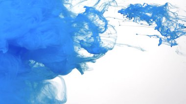 Beyaz arka planda mavi mürekkep bulutu. Soyut arkaplan. Suya mavi mürekkep damlaları. Suda renkli akrilik boya. Beyaz arkaplanda suda mavi suluboya mürekkep.