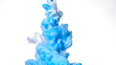 Mavi ve beyaz boyalar suya karıştırılır. Beyaz arka planda renkli mürekkep bulutu. Beyaz arka planda mavi ve beyaz suluboya mürekkep. Güzel soyut arkaplan.