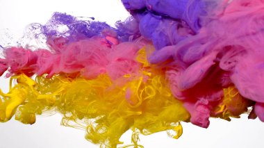 Akrilik boyalar suya karıştırılır. Beyaz arka planda renkli mürekkep bulutu. Beyaz arka planda mor, pembe ve sarı suluboya mürekkep. Müthiş soyut arkaplan.