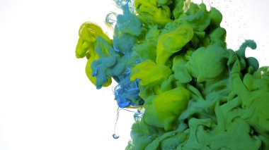 Beyaz arka planda renkli mürekkep bulutu. Güzel soyut bir arka plan. Akrilik mavi ve yeşil boyalar suya karıştırılır. Beyaz arkaplanda mavi ve yeşil suluboya mürekkep.