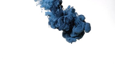 Akrilik boyalar suya karıştırılır. Beyaz arka planda renkli mürekkep bulutu. Beyaz zemin üzerinde gri-mavi-siyah suluboya mürekkep. Güzel soyut arkaplan.