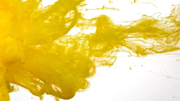 Pinturas Acrílicas Coloreadas Agua Nube Amarilla Tinta Sobre Fondo Blanco —  Fotos de Stock