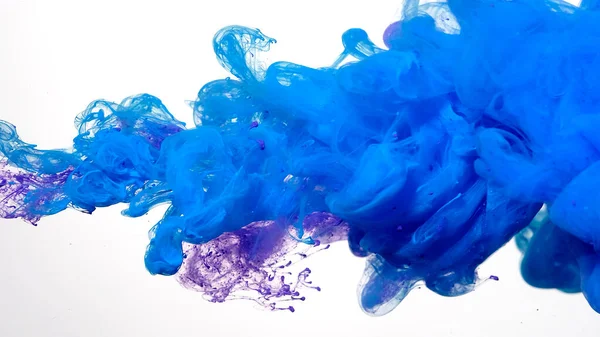 白を基調とした青と紫の水彩水墨画 水に着色されたアクリル絵具 白い背景に青紫色のインクの雲 素晴らしい抽象的な背景 水の中の青紫色のインクの滴 — ストック写真