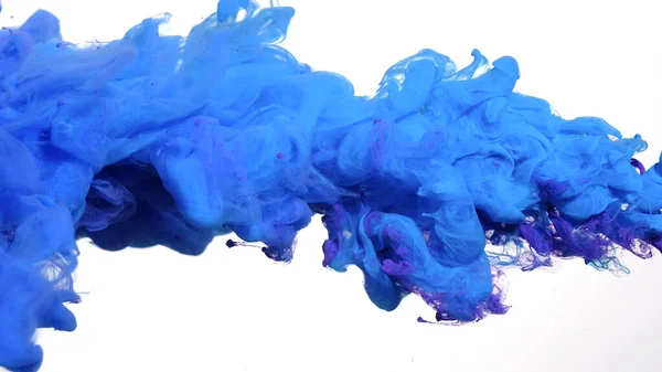 白い背景に青紫色のインクの雲 素晴らしい抽象的な背景 水に青紫色のインクの滴 白を基調とした青と紫の水彩水墨画 水に着色されたアクリル絵具 — ストック写真