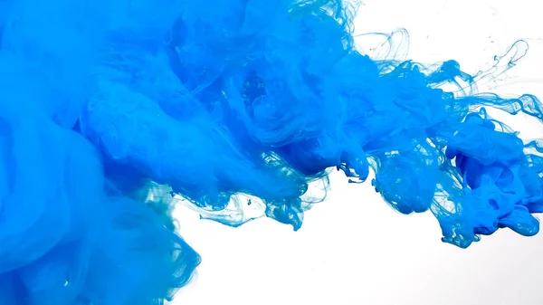水に青いインクの滴 水に着色されたアクリル絵具 白い背景の上に水に青い水彩インク 白い背景にインクの青い雲 要旨の背景 — ストック写真