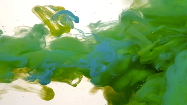 青と緑の水彩水に白の背景にインク 抽象的な背景が美しい アクリル絵具は水に混ぜてあります 白地に墨色の雲 — ストック写真